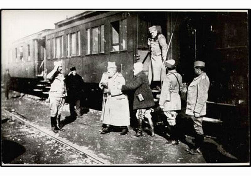 [Слика: 1915KraljPetarsilaziizvozauUroevcunaputuzaGnjilane.jpg]